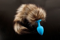 Голубая силиконовая анальная пробка с хвостом енота - 6 см.