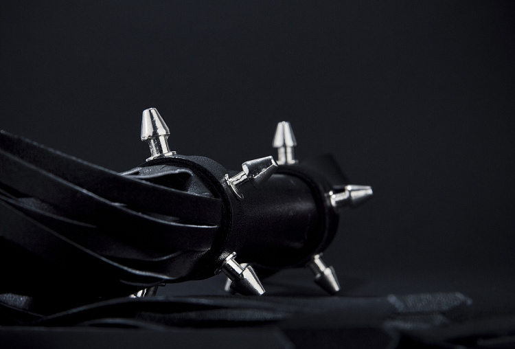 Кожаная плетка с шипами на рукояти