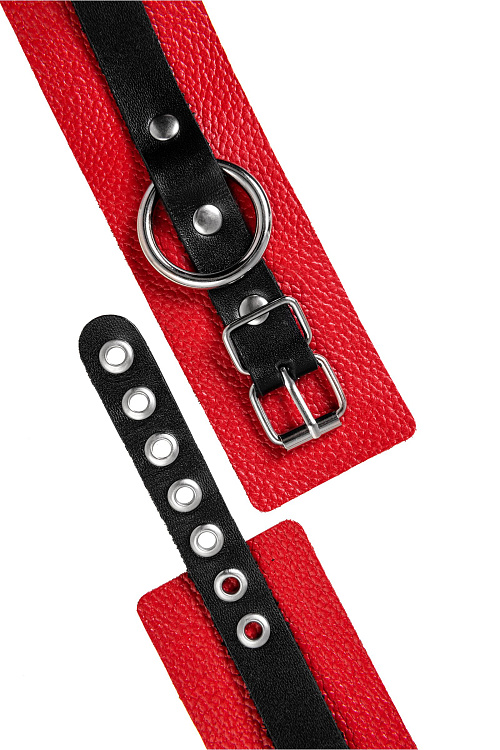 Красно-черные мягкие оковы с одним ремешком и люверсами