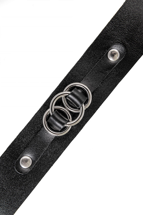 Черный чокер-ошейник со связанными кольцами на подложке