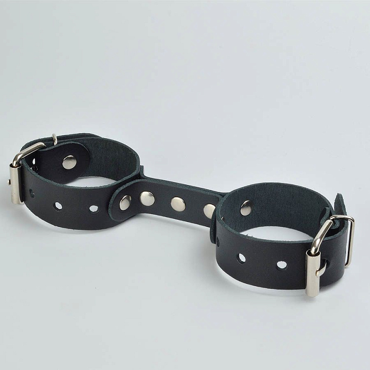 Черные кожаные наручники-фиксатор