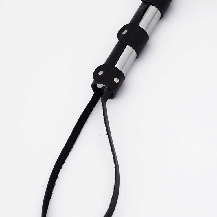 Черный кожаный флоггер со стальной ручкой - 45 см.