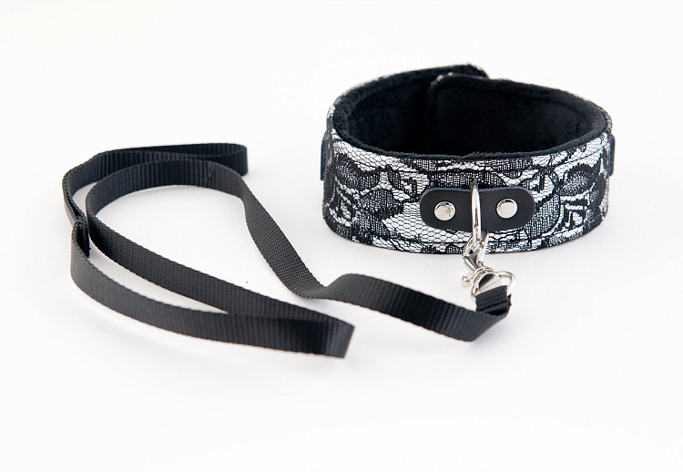 Серебристый кружевной ошейник