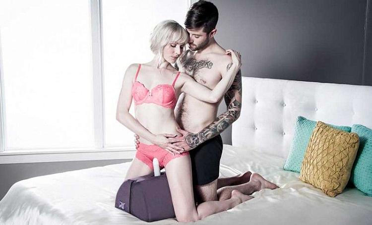 Фиолетовая секс-подушка с отверстием для игрушек Liberator BonBon Toy Mount