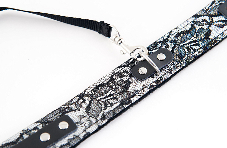 Серебристый кружевной ошейник