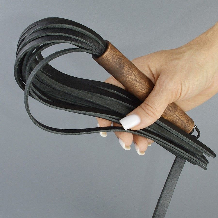 Черная кожаная плеть с деревянной рукоятью - 44 см.