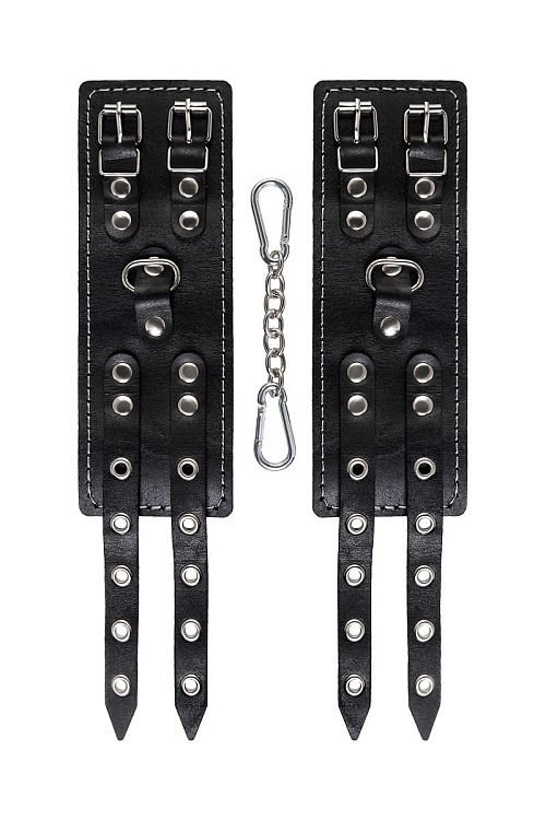 Черные наручники с двумя ремнями и красной подкладкой